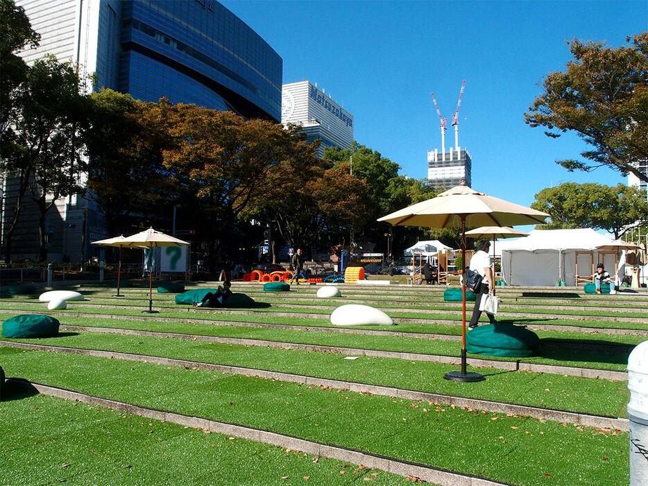 階段状スペースに人工芝を敷いて過ごせるようにした久屋大通公園「光の広場」