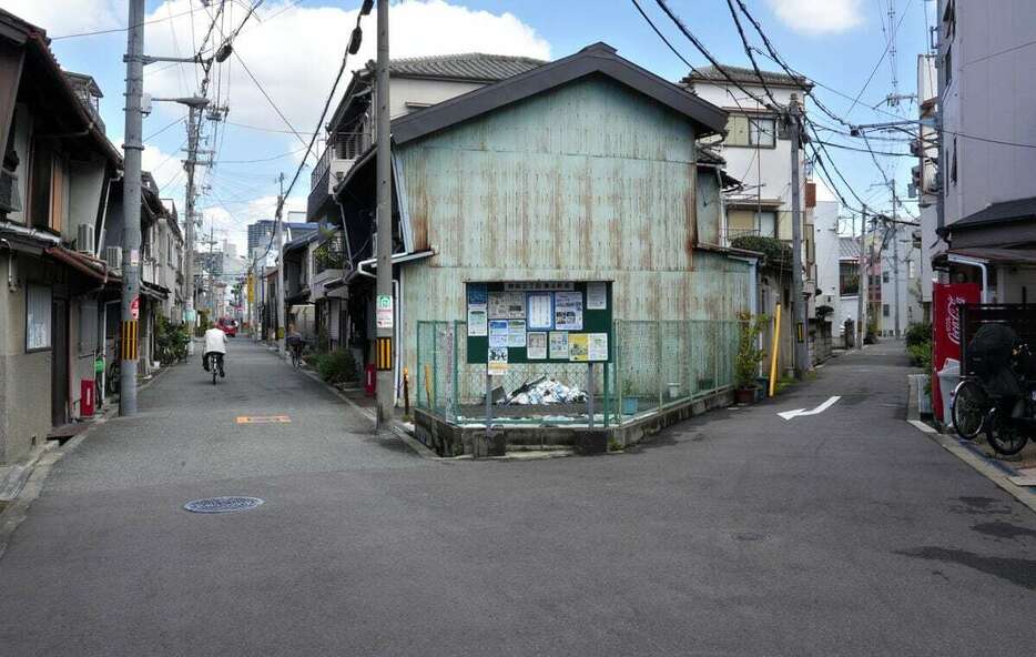 Y字路。道の先を探訪したくなる＝大阪市福島区（川村寧撮影）