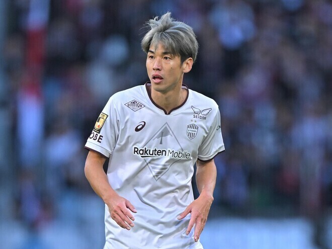 決勝ゴールの起点となった大迫。写真：金子拓弥（サッカーダイジェスト写真部）