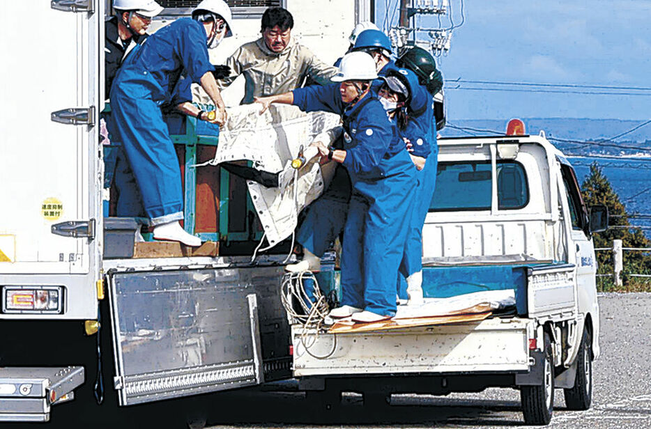 到着したカマイルカを搬出する飼育員＝七尾市ののとじま臨海公園水族館