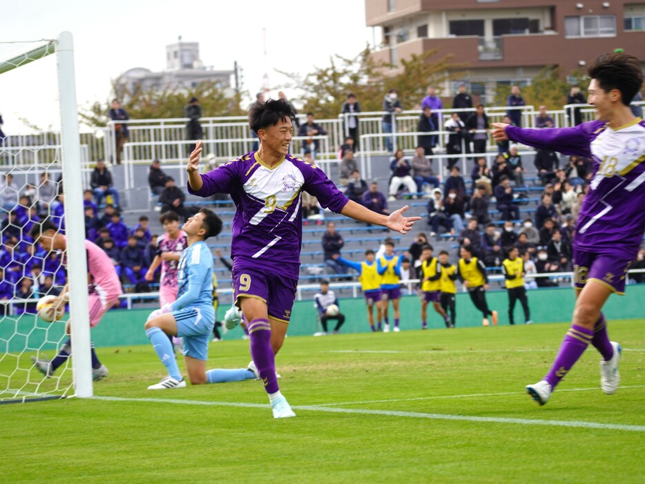 堀越高は途中出場のFW千葉慎之助(9番)の2得点もあって5-1で快勝!(Masashi TSUCHIYA)