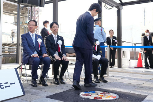 ＪＲ高槻駅での式典に臨む藤井竜王。足元の「渡辺くん」マンホールを踏まないようにして席に戻った（１１月１７日）＝若杉和希撮影