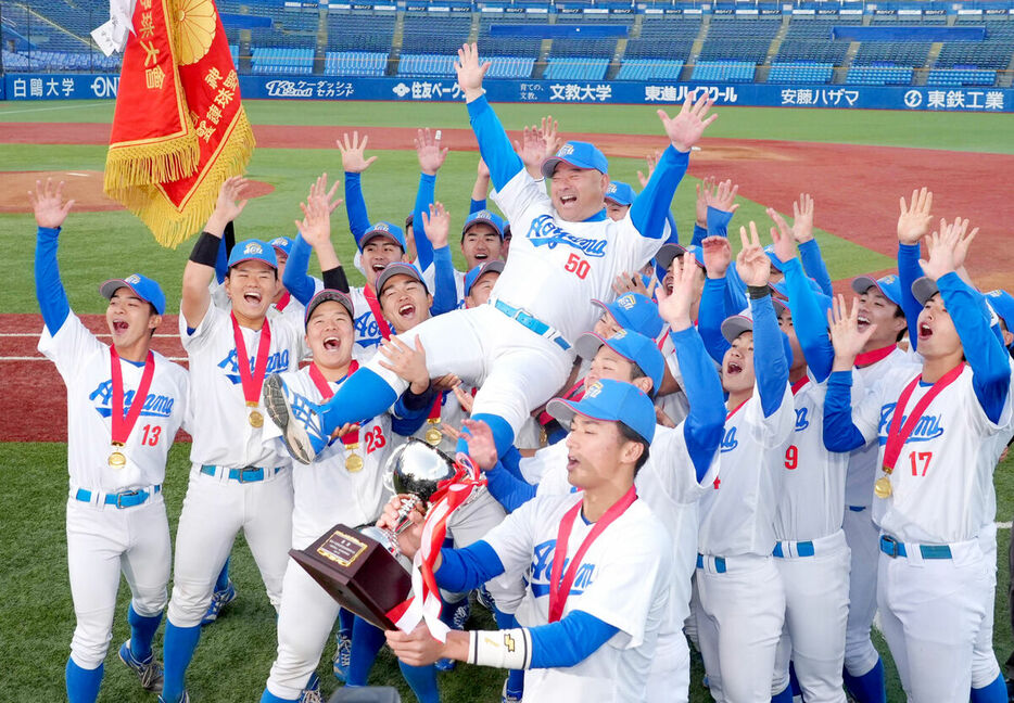 優勝し胴上げされる青学大・安藤監督（カメラ・岡野　将大）