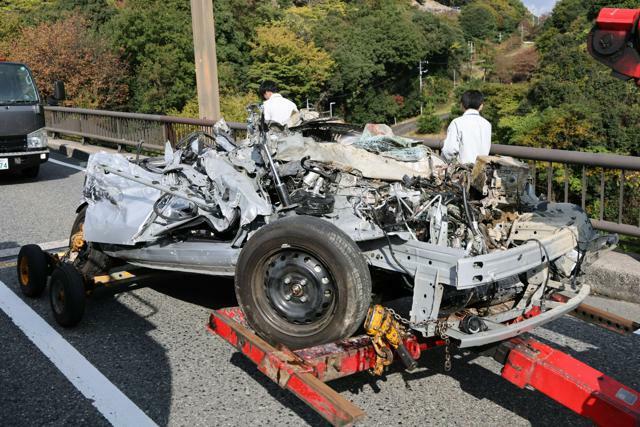 道路下に転落後、引き上げられた乗用車=2024年11月12日午後1時35分、広島市安佐南区、上田潤撮影