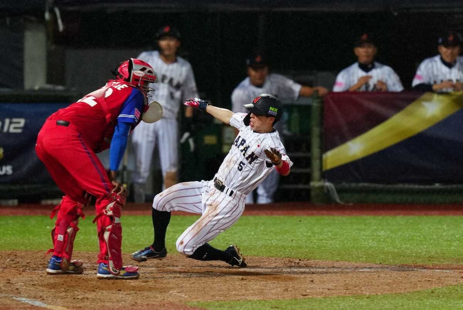 ＜日本・キューバ＞8回、栗原（右）の犠飛で生還する五十幡（撮影・木村　揚輔）