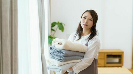 洗濯物のことで不満を募らせる夫婦は意外と多い？（写真：shimi / PIXTA）