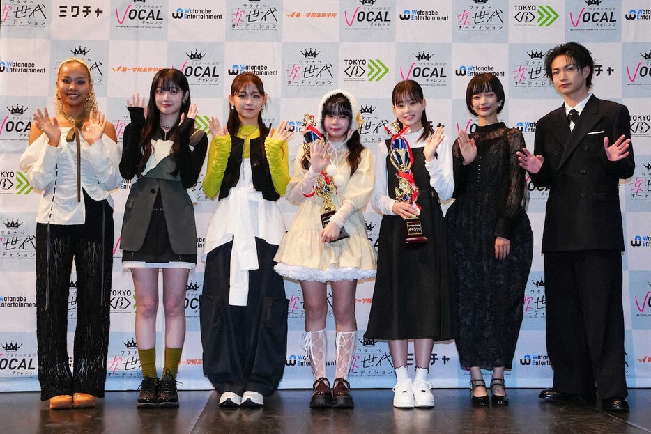 ＜ワタナベ次世代プロジェクト「LIVE！」2024＞笑顔を見せる（左から）Little　Glee　Monsterのmiyou、結海、ミカ、梅田くるみさん、舘伶奈さん、見上愛、綱啓永（撮影・会津　智海）