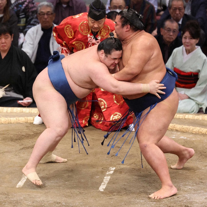 ＜九州場所4日目＞　　寄り切りで湘南乃海（右）を破る阿武剋　　（撮影・成瀬　徹）　　