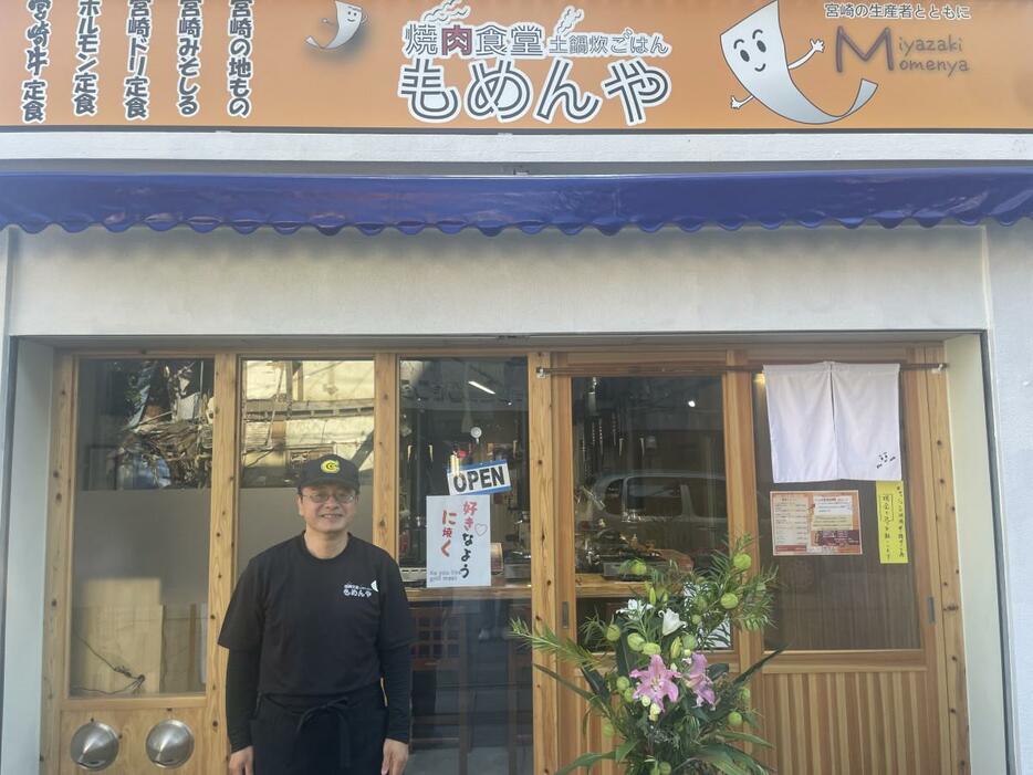 店頭に立つ店主の毛利さん