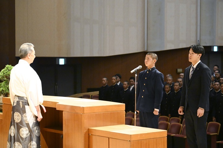 開会式で札幌大・佐野主将、明徳義塾高・池田主将が選手宣誓を行った[写真=矢野寿明]