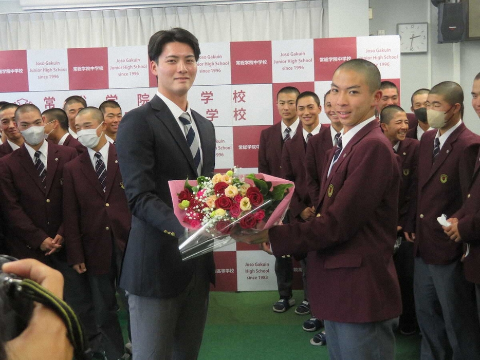 母校の常総学院を訪れたロッテ3位指名の一條は野球部の佐藤剛希主将から花束を受け取る