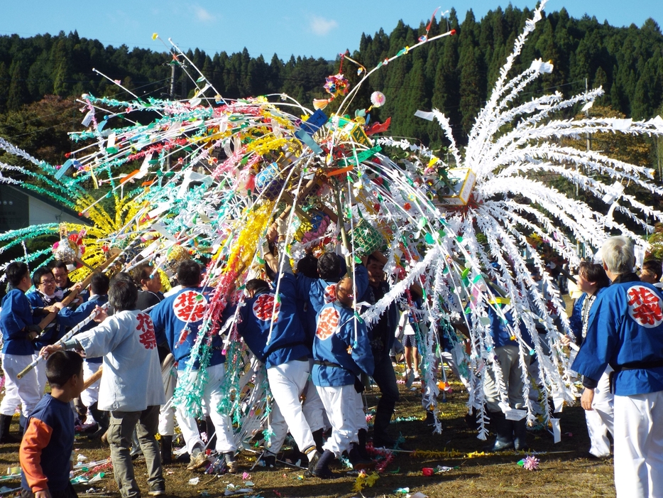 激しい花合戦=岡山県津山市で