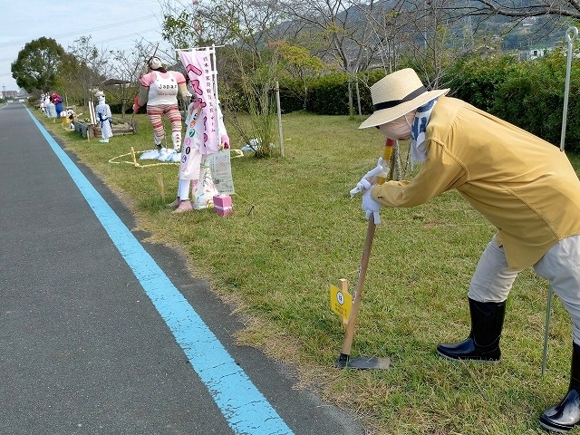 橋本市の堤防自転車道沿いに並んだユニークなかかしたち