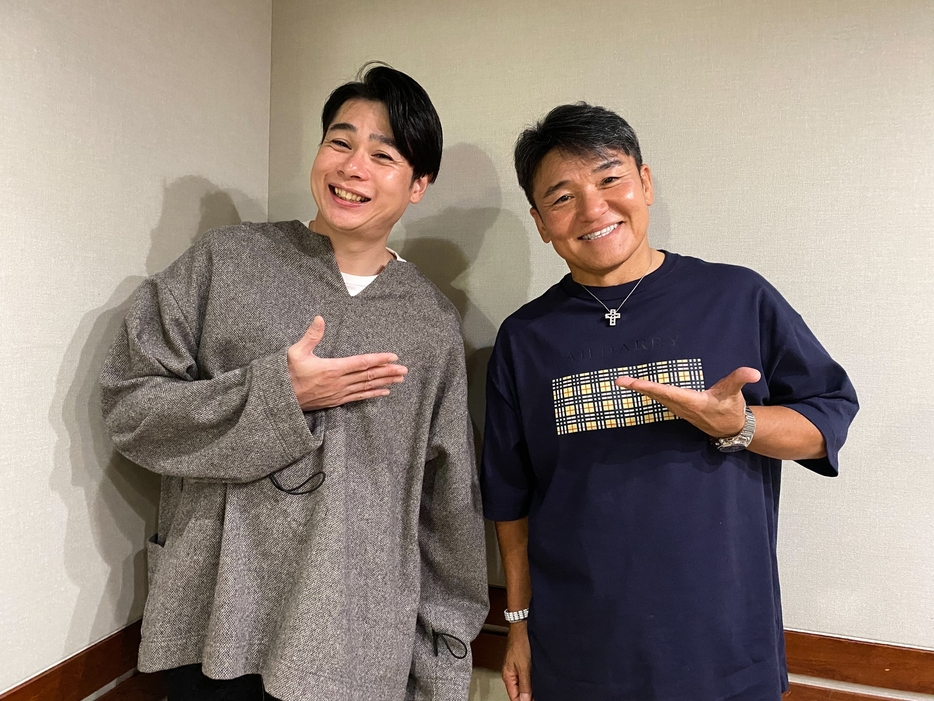 吉村崇さん（左）とパーソナリティの丸山茂樹