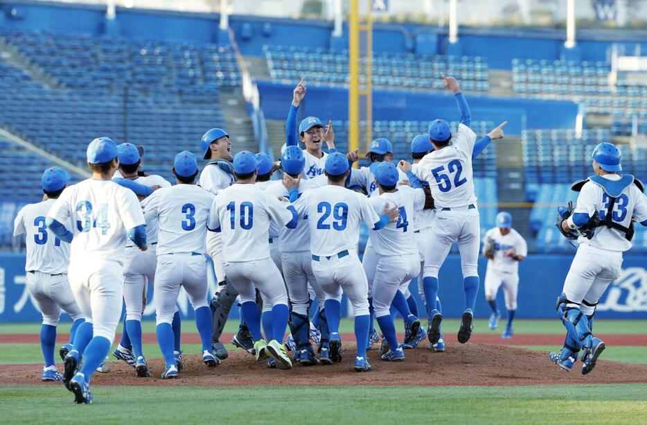 創価大を破って初優勝し、喜ぶ青学大ナイン＝神宮