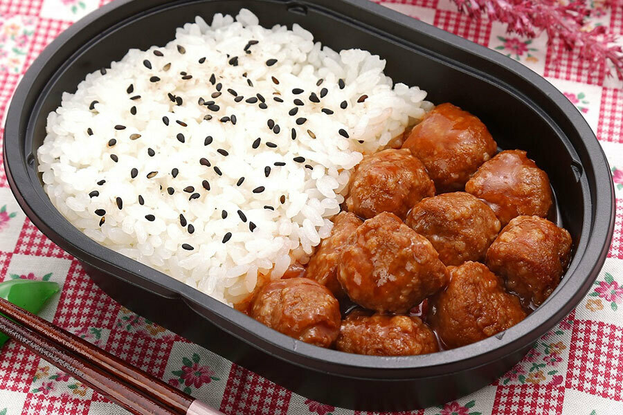 ローソンストア100「だけ弁当（イシイのミートボール）」（322円）