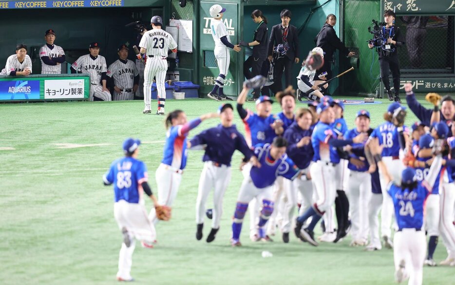 優勝した台湾ナインを見つめる井端監督