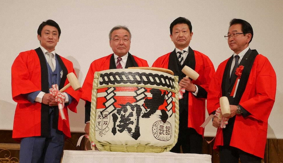 祝勝会で鏡開きを行った（左から）北井佑季、全国競輪施行者協議会理事長・今成貞昭氏、日本競輪選手会理事長・安田光義氏、JKA会長・木戸寛氏