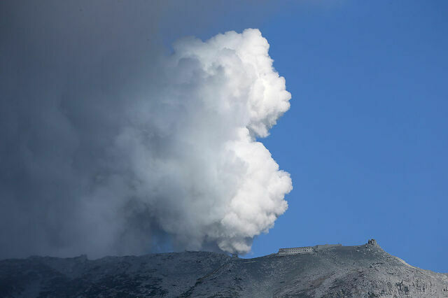 記憶に新しい2014年の木曽・御嶽山の噴火の様子。火山性地震(後述)は観測されていたものの、火山性微動は観察されなかった。噴火予知の難しさがわかる　photo by gettyimages