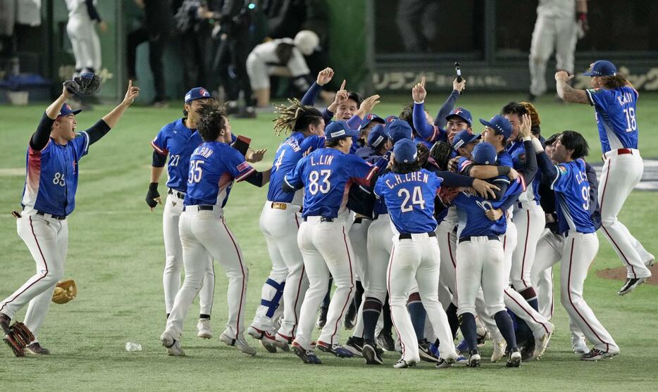 日本に勝利しプレミア12優勝を決め、喜ぶ台湾ナイン＝東京ドーム