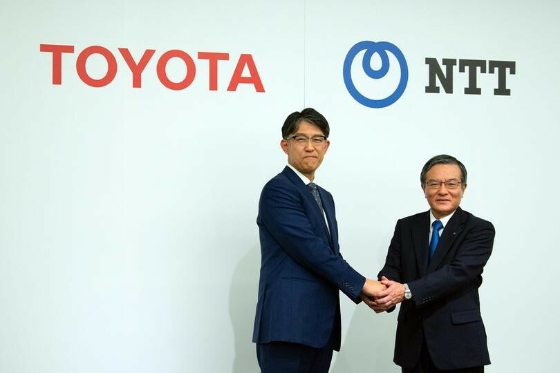 トヨタの佐藤恒治社長（左）とNTTの島田明社長。