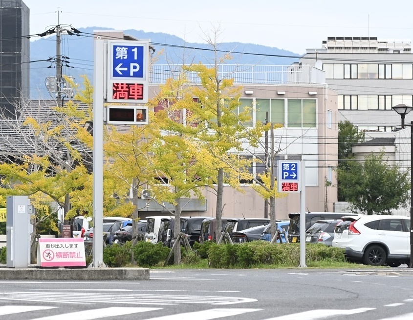 島根スサノオマジックのホーム戦開催時に満車になった松江市総合体育館前の駐車場＝同市学園南１丁目