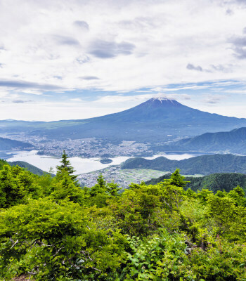 御坂山地新道峠(山梨県)から見た富士山　photo by gettyimages