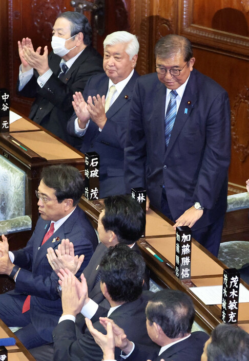 衆院本会議で第１０３代首相に指名された石破茂首相（右奥）＝１１日午後、国会内