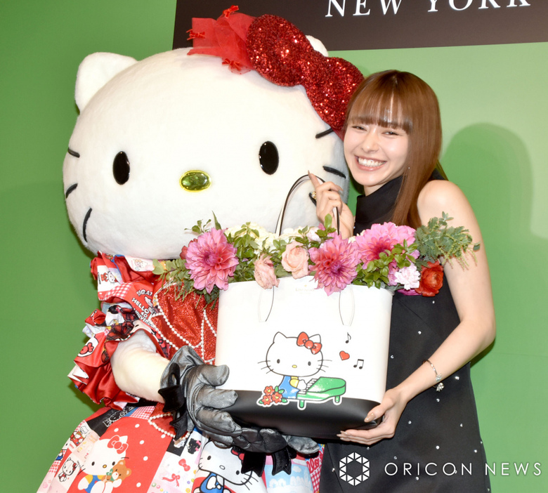 結婚をキティちゃんに祝福され笑顔をみせた山本舞香（右） （C）ORICON NewS inc.