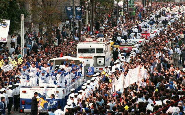 1998年の横浜ベイスターズの優勝パレードには大勢の市民が詰めかけた=横浜市西区みなとみらい