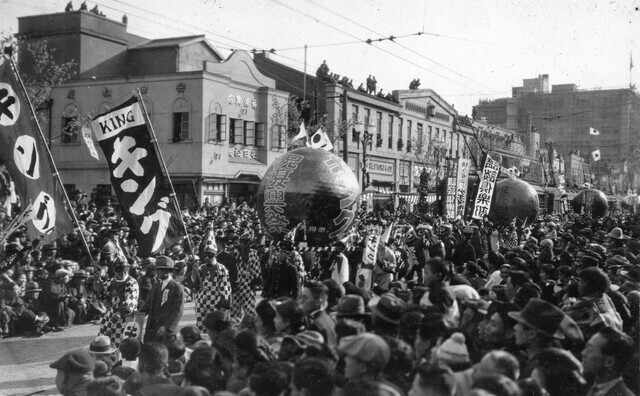 昭和5(1930)年に開催された帝都復興祭でのキング宣伝行列　Photo/講談社写真資料部