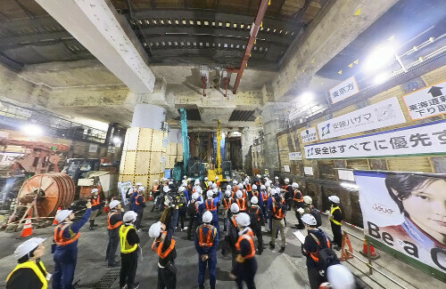 リニア中央新幹線品川駅の工事現場が公開され、見学ツアーに参加した近隣住民や報道陣ら（４日午前、東京都港区で）＝後藤嘉信撮影