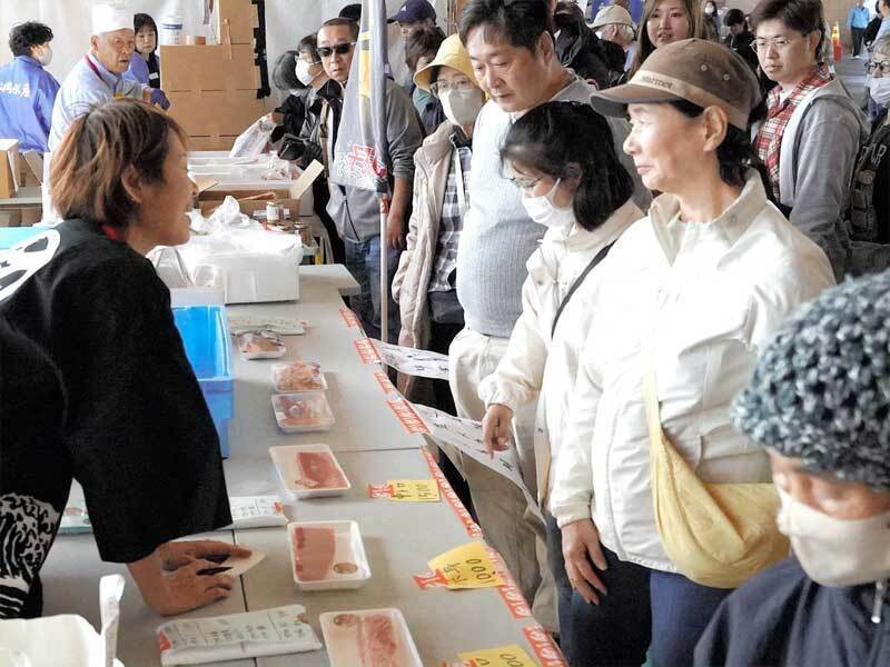 買い物客でにぎわう生マグロ販売コーナー＝3日、銚子市