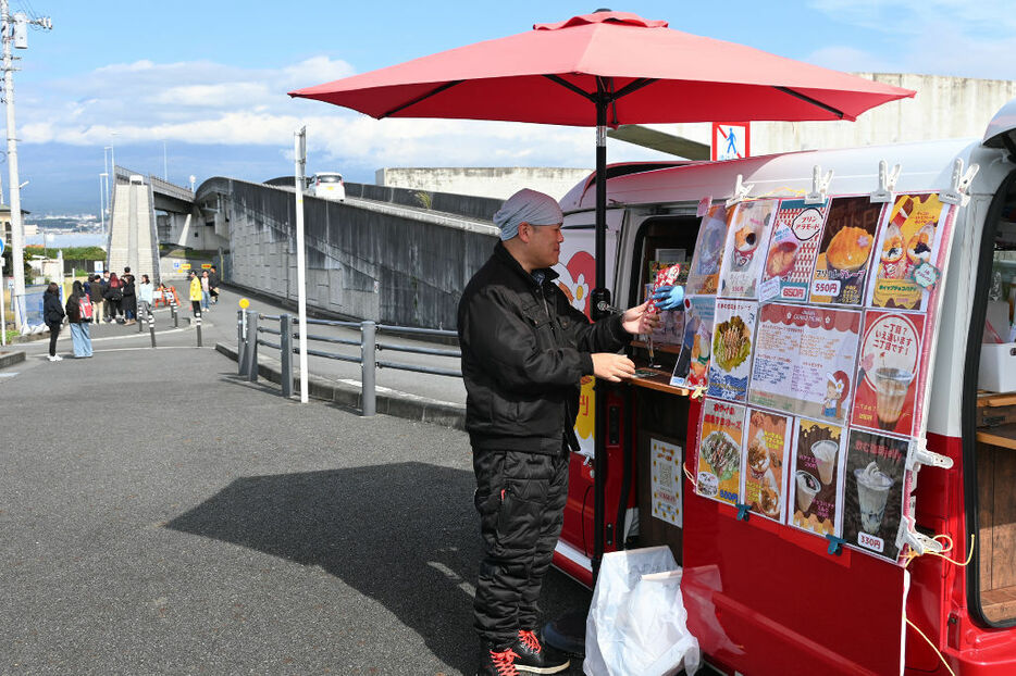 地域活性化の社会実験として、キッチンカーの出店が始まった「富士山夢の大橋」＝8日午前、富士市