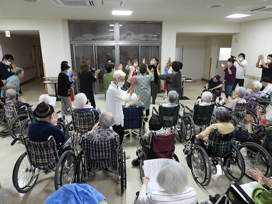 笑顔あふれる時間となった交流会（10日、龍郷町「龍郷の里」）