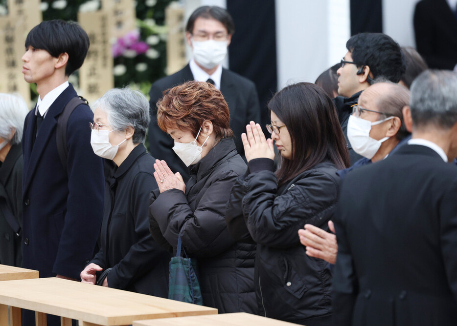 三笠宮妃百合子さまの遺影に向かって手を合わせる人々＝２６日午後、東京都文京区の豊島岡墓地