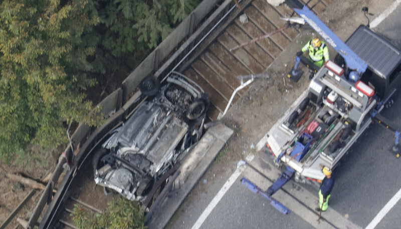 事故で落下した乗用車＝広島市安佐南区で2024年11月12日午後0時56分、本社ヘリから西村剛撮影