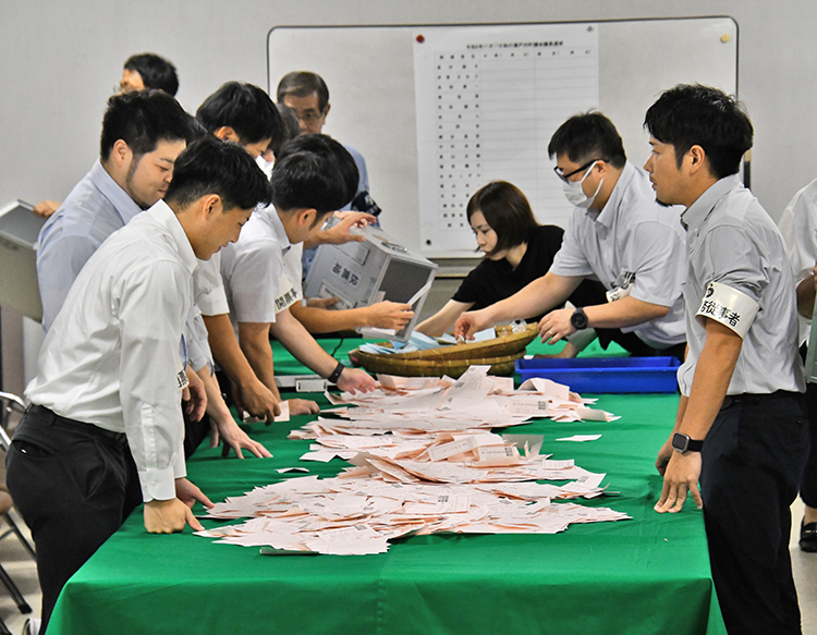 14人が立候補した瀬戸内町議選の開票作業（17日午後8時頃、瀬戸内町役場）