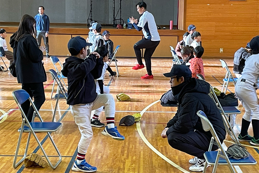 多賀少年野球クラブでは保護者も一緒に投動作を学ぶ【写真：高橋幸司】