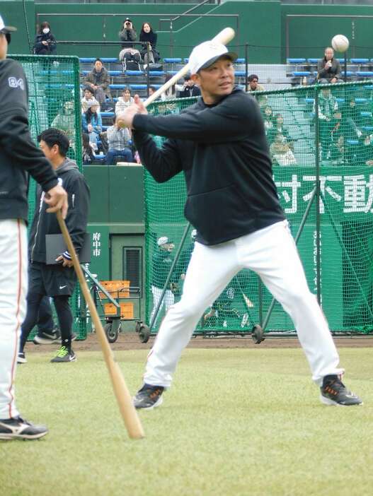 若手外野手にノックを打つ巨人・阿部慎之助監督