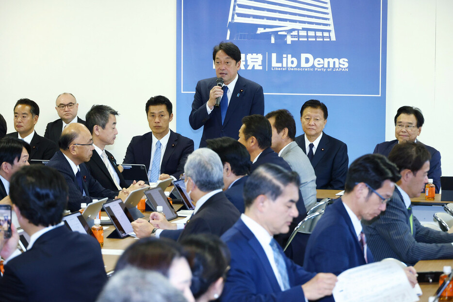 自民党の政調全体会議であいさつする小野寺五典政調会長（中央）＝１４日午後、東京・永田町の同党本部