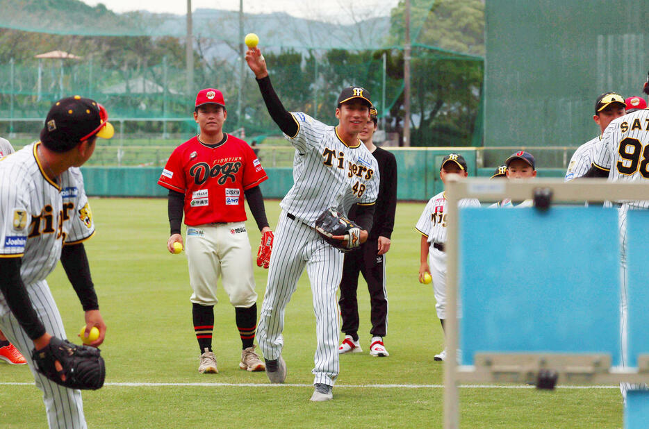 野球教室でストラックアウトに参加する茨木ら（撮影・加藤哉）