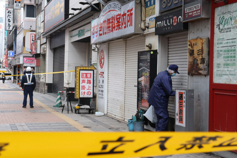 現場検証で出火した店舗に出入りする道警の捜査員＝札幌市中央区で2024年11月27日午後0時2分、後藤佳怜撮影