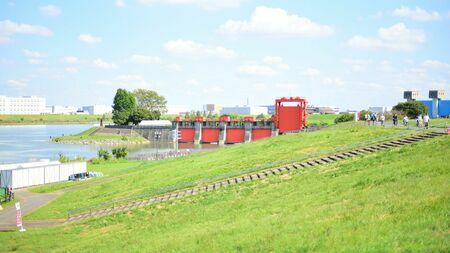 東京都北区の端、荒川沿いの街・岩淵町。最寄り駅は東京メトロ南北線・赤羽岩淵駅で、赤羽駅からも徒歩県内だが、歴史ある静かな街だ。写真は、岩淵水門のひとつである「赤水門」（筆者撮影）