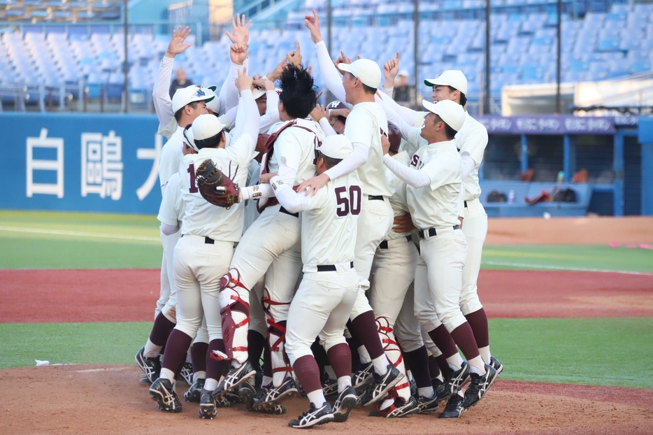 東京六大学野球秋季リーグ戦で優勝した早稲田大ナイン