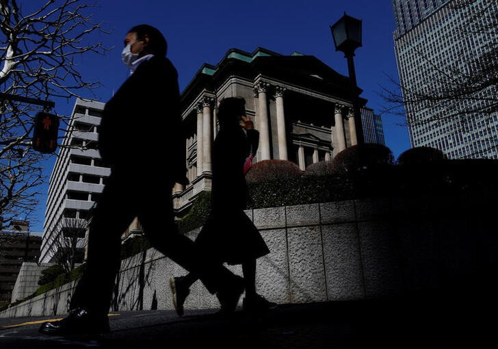 　日銀が１０月３０―３１日に開いた金融政策決定会合では、ある委員から、足元で米国の景気後退リスクの後退などから米金利上昇やドル高の動きが出てきているものの、市場が安定に向かっていると評価してよいかは留保が必要だとの指摘が出されていたことが明らかになった。都内の日銀前で３月撮影（２０２４年　ロイター／Kim Kyung-Hoon）