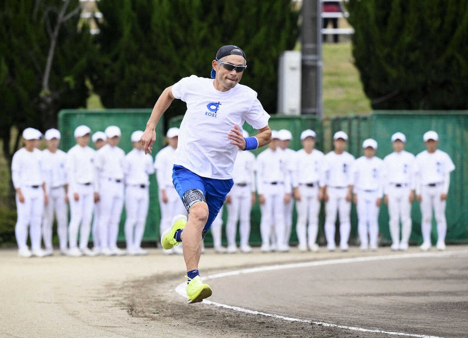 岐阜高校を訪れ野球部員を指導するイチローさん（代表撮影）