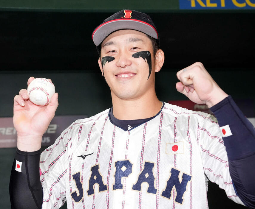 日本対米国　源田からもらったウイニングボールを手に笑顔を見せる小園（撮影・たえ見朱実）