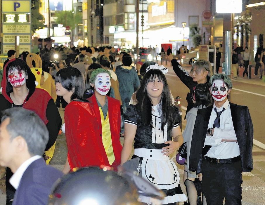 封鎖された警固公園付近を仮装して歩く若者ら