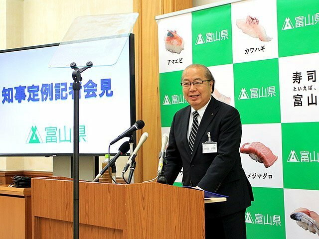 県武道館の基本設計などについて説明する新田知事＝県庁